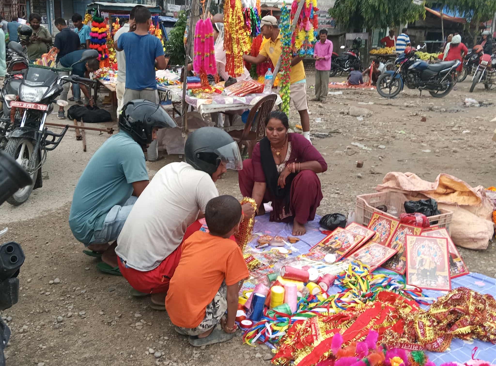 विश्वकर्मा पूजा : बिहानैदेखि पूजा सामग्रीको राम्रो व्यापार