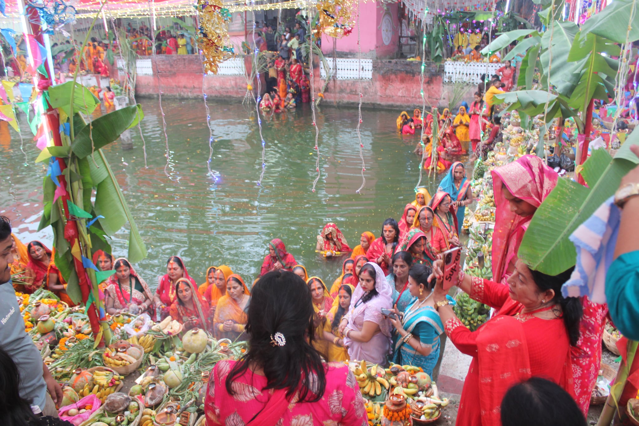 अस्ताउँदो सूर्यलाई अर्घ चढाई आज चैती छठ मनाइँदै, सर्लाहीमा पनि उल्लास