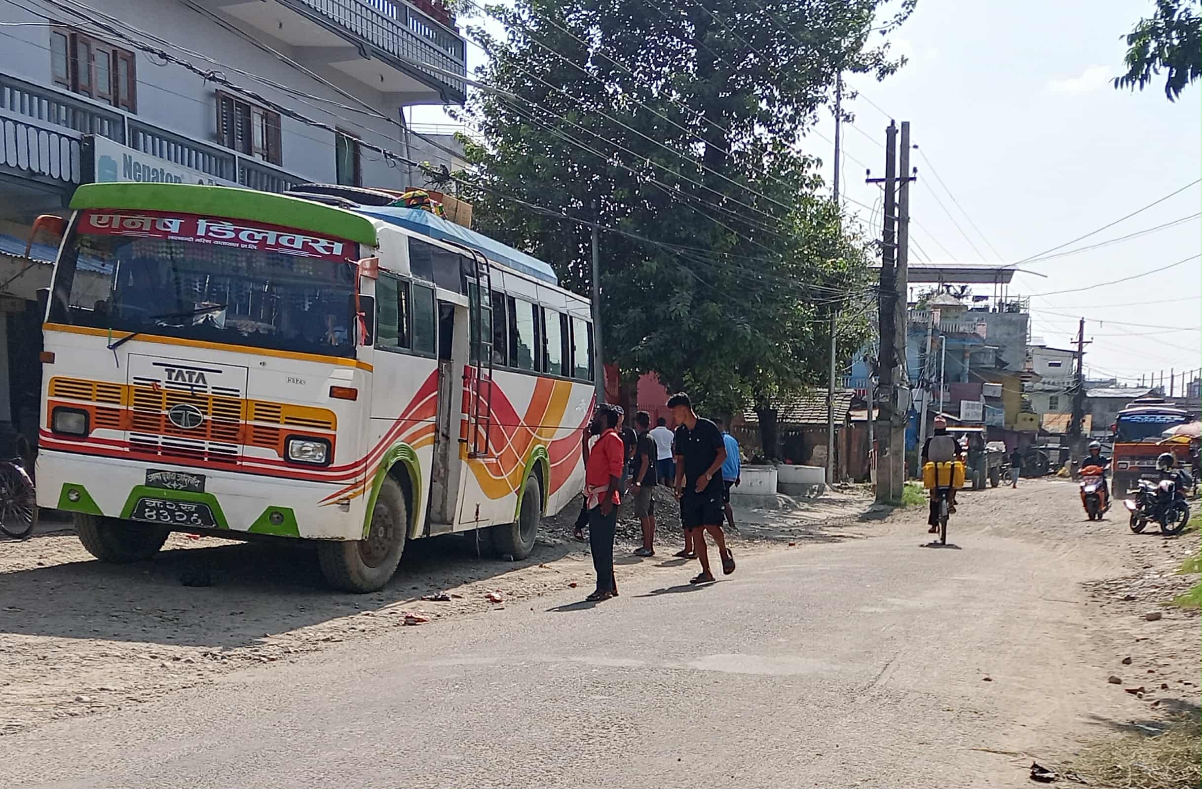 खोलाको बाटो बनाएर ४ महिनापछि बस गुडाउन थालियो