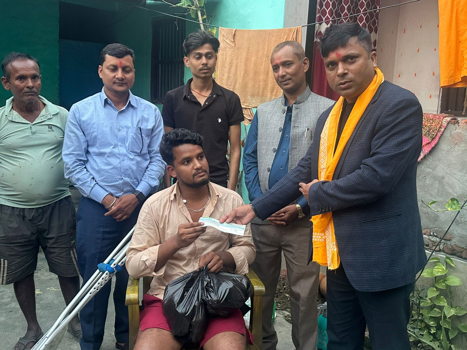 जेनजी आन्दोलनमा घाइते भएका भण्डारीलाई गाउँपालिका अध्यक्षको सहयोग
