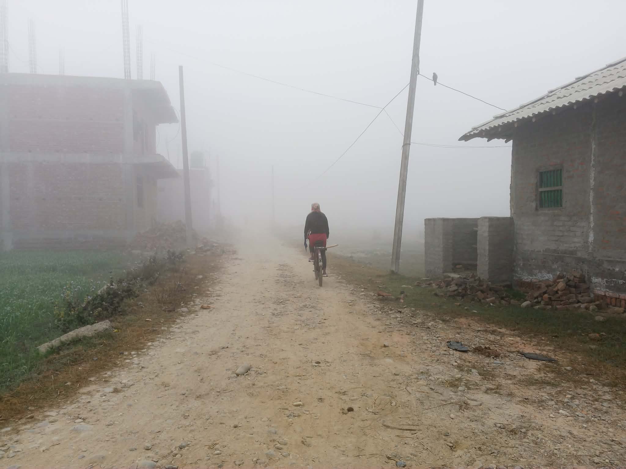 सर्लाहीमा आज पनि बिहानैदेखि बाक्लो हुस्सु, कुहिरो : जनजीवन प्रभावित