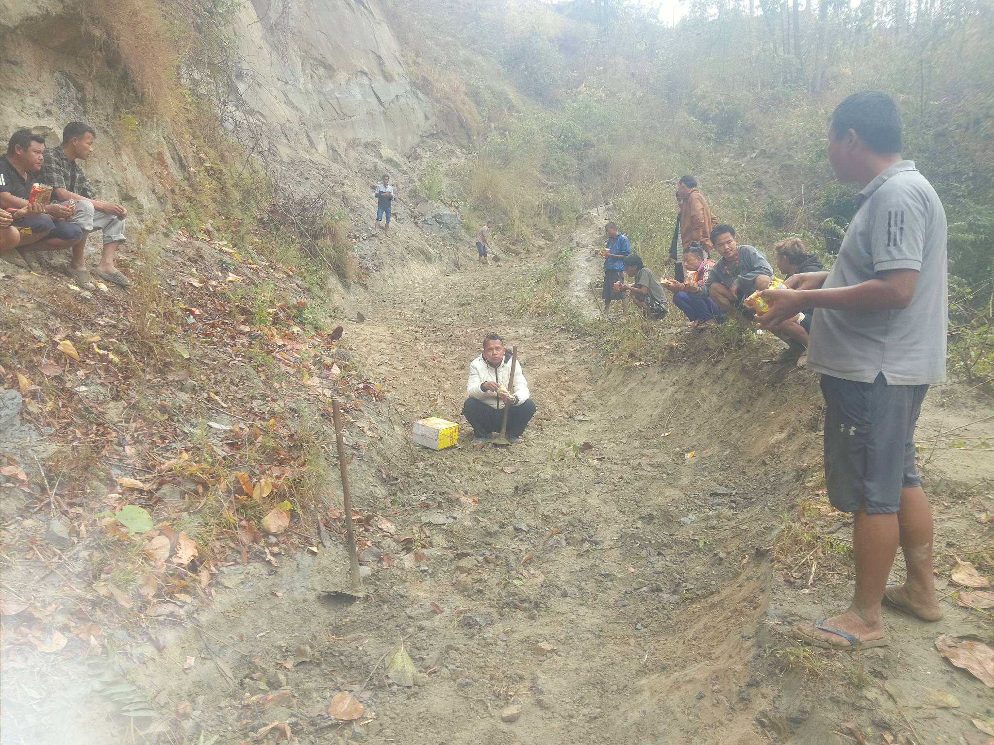 नारायणखोलामा बाटो मर्मत गर्न गाउँलेको निरन्तर श्रमदान
