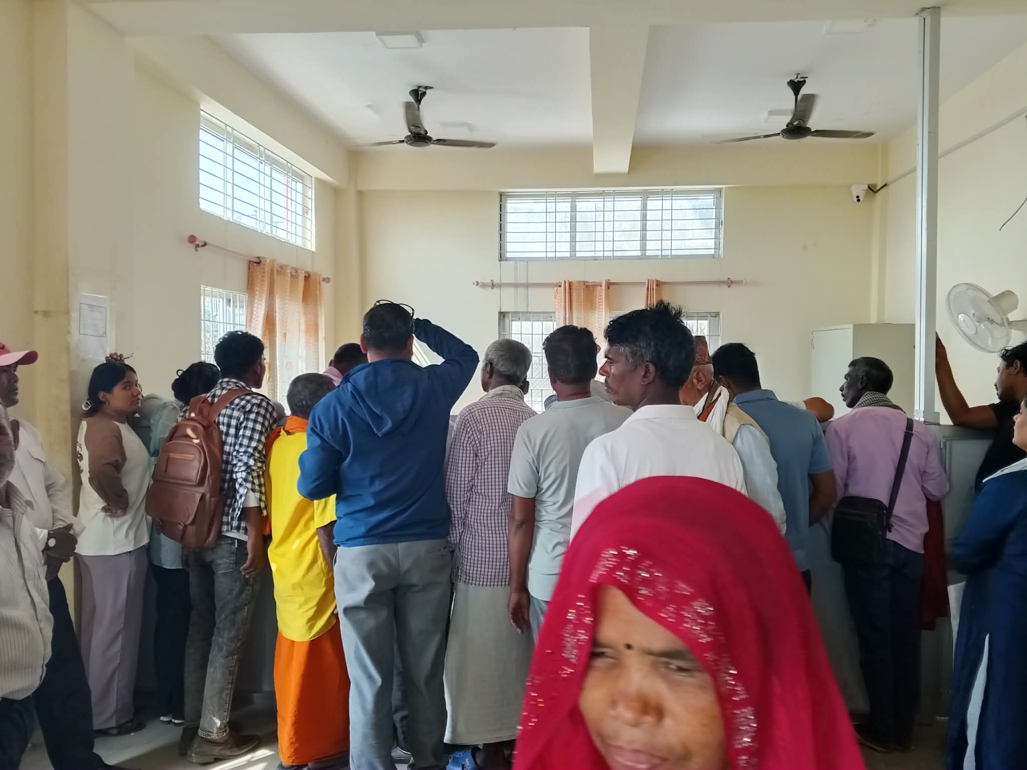 मालपोत र नापीको ‘सर्भर’ मा समस्या, काम नहुँदा सेवाग्राही हैरान