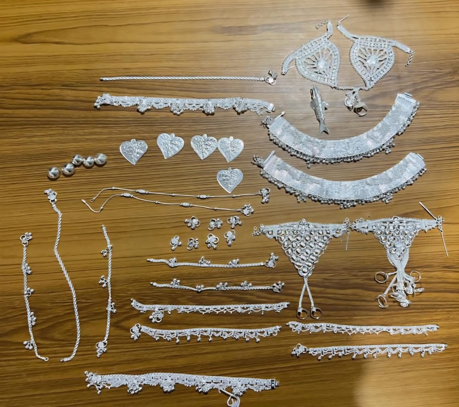 चाँदीका अवैध गरगहनासहित एक जना पक्राउ