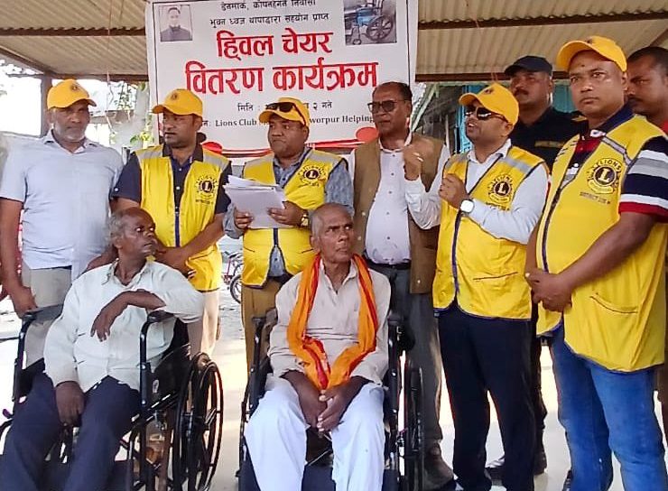 दुई अशक्तलाई ह्वील चेयर प्रदान