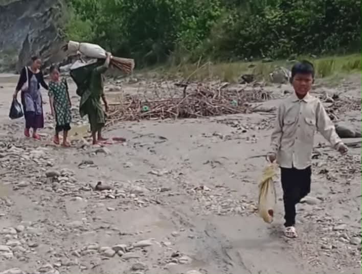 बाढीले खोलाको बाटो बगायो, बस चल्न छाडेपछि स्थानीयलाई सास्ती