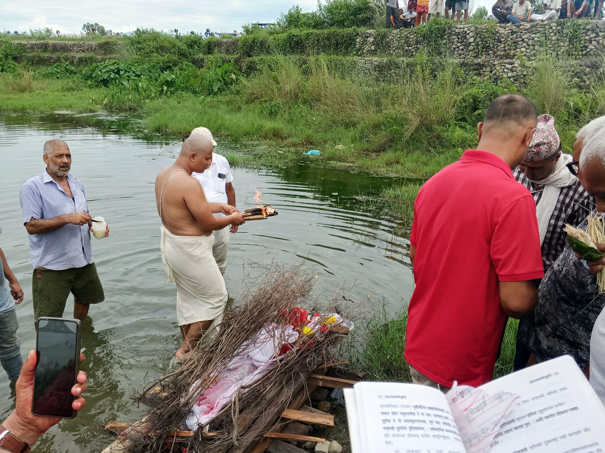 लालबन्दीका तीन जनाको कुशको शव बनाइ अन्त्येष्टि