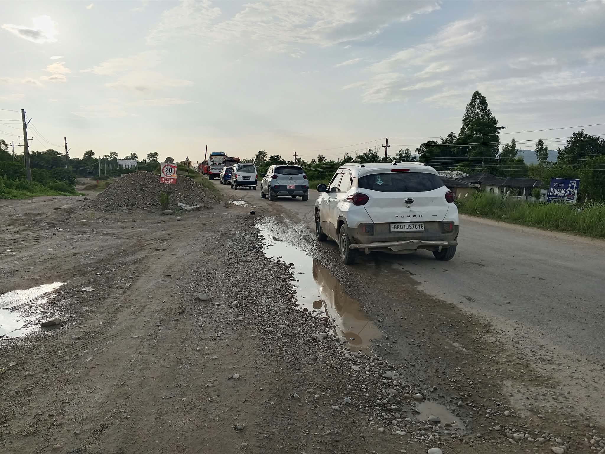 सर्लाहीको महेन्द्र हाइवेमा अत्यधिक खाल्टाखुल्टी, गाडी चलाउनै मुस्किल