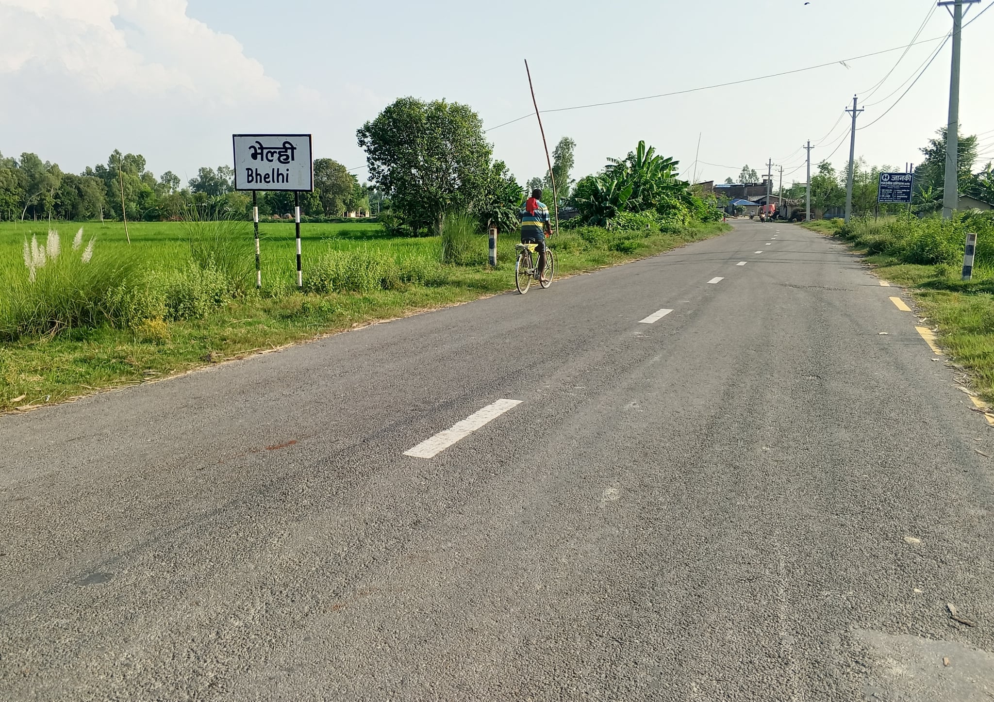 भेल्हीमा सडकमै शौच गर्दा दुर्गन्धले सास्ती