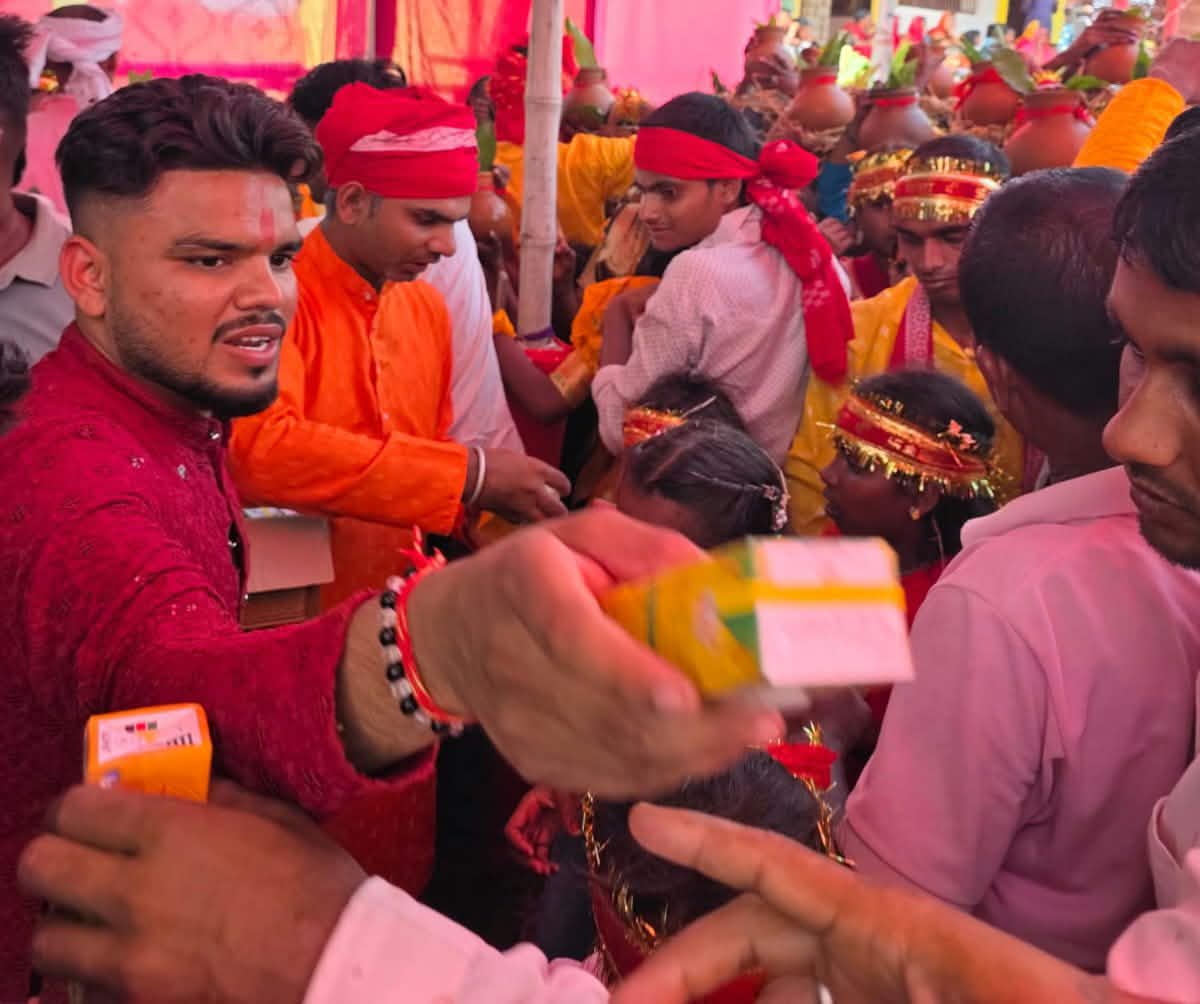 कलशयात्रामा सहभागी भक्तजनलाई पानी र फ्रुटी सहयोग