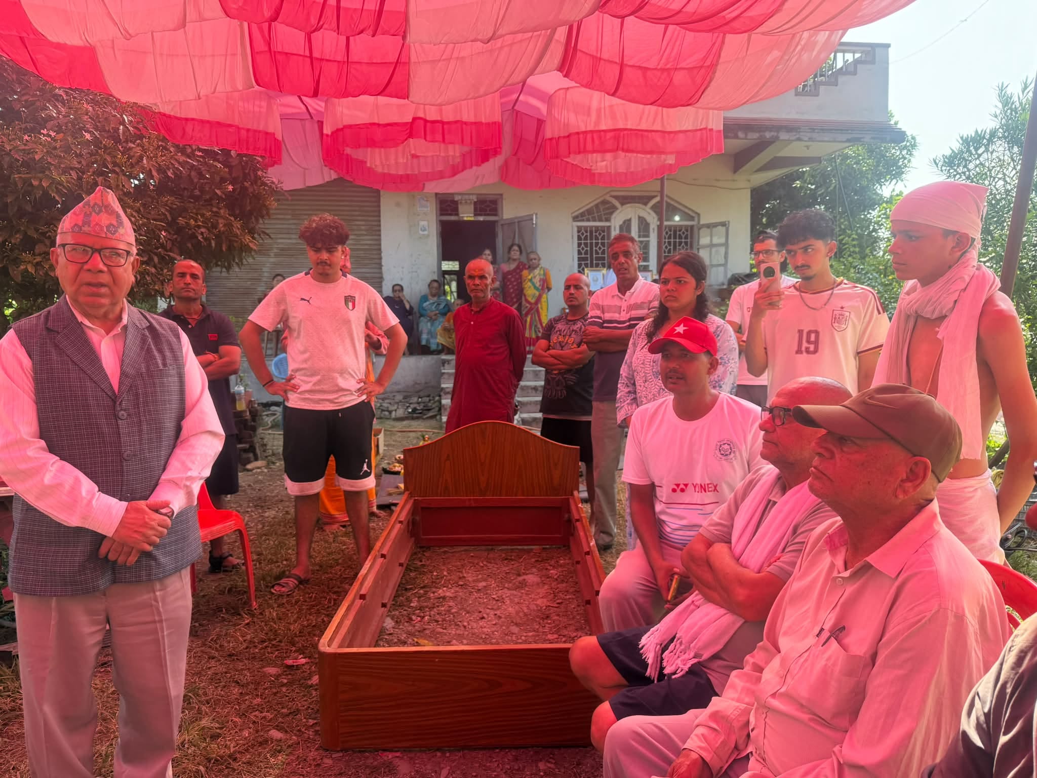 शोकमा रहेका नेता, कार्यकर्तालाई पूर्व प्रधानमन्त्री नेपालको सान्त्वना