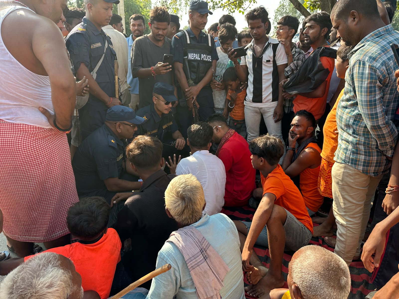 पोखरी सौन्दर्यकरणको माग गर्दै ३ घन्टा चक्काजाम